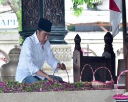 PRESIDEN JOKOWI BERZIARAH KE MAKAM