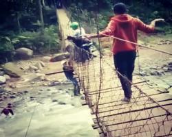 Akibat Jembatan Gantung Sudah Rusak  P