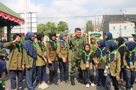 ANAK SEKOLAH DATANGI KODIM PURBALI