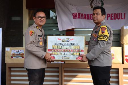 KAPOLRES DEMAK TERIMA BANTUAN DARI POL