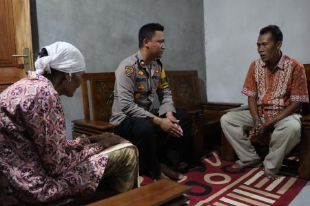 KAPOLRES DEMAK BERIKAN BANSOS ANGG