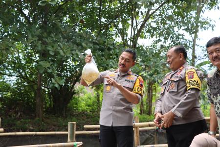 Kapolres Demak Tebar Benih Ikan Dukung Program Ketahanan Pangan  Dukun