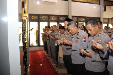POLRES SUMENEP GELAR SHOLAT GHAIB 