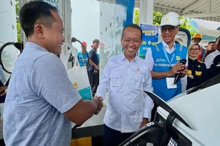 Sambut Pemudik Mobil Listrik Dirut PLN