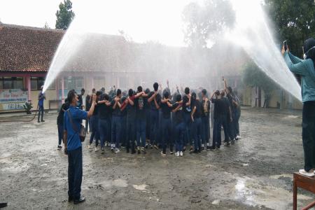 Sederhana Namun tetap Khidmat dan meri