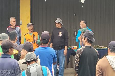 Sekda Bersama Warga Gotong Royong Teba