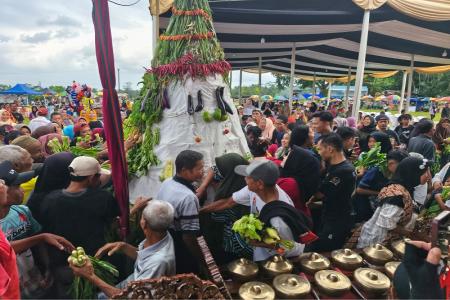 Sedekah bumi desa Cipaku ditandai deng