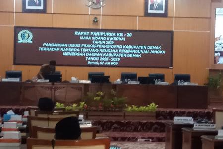 SIDANG PARIPURNA DPRD KABUPATEN DE