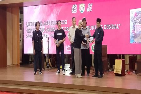 BUPATI KENDAL LAUNCHING ANTOLOGI P