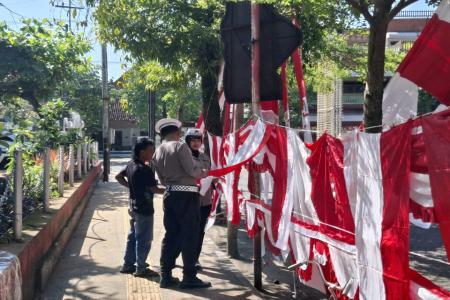 Polantas di Trenggalek Borong Pedagang
