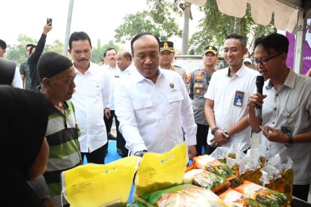 POLRI DISTRIBUSIKAN 6 TON BERAS ME