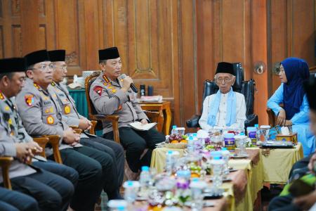 Kunjungi 2 Ponpes di Jatim Kapolri Ama