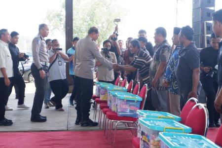 Kapolda Jatim Serahkan Bantuan Sembako