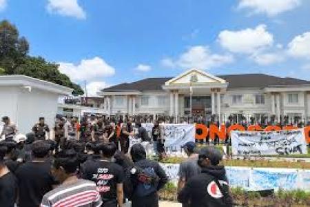 RATUSAN WARGA JAMBUSARI GERUDUK KE