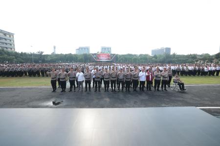 Kapolda Jatim Beri Penghargaan untuk 2