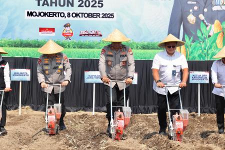 Kapolda Jatim Pimpin Penanaman Jagung 
