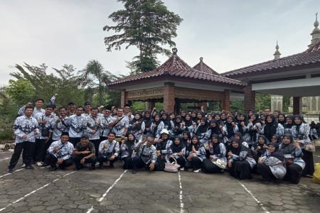 PGRI KECAMATAN SIGALUH GELAR ZIARA