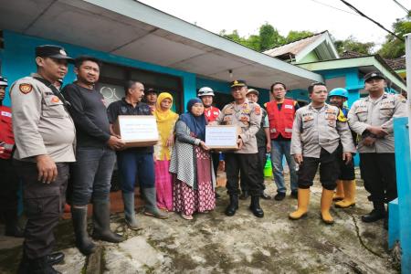 POLRES PASURUAN SALURKAN BANTUAN S