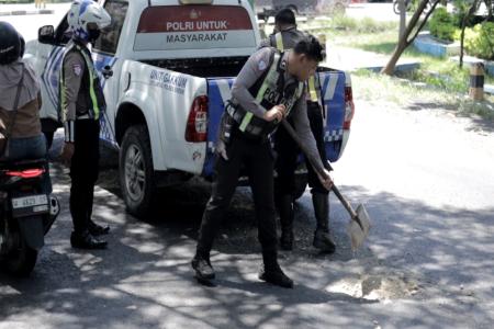 POLANTAS POLRES GRESIK TAMBAL JALA