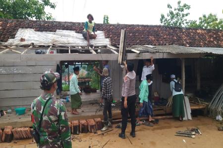ANGIN PUTING BELIUNG TERJANG DESA 